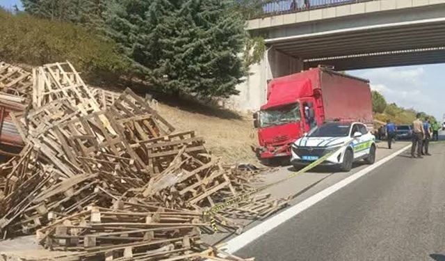 Emniyet Şeridinde Feci Kaza! Bir Ölü, Bir Ağır Yaralı