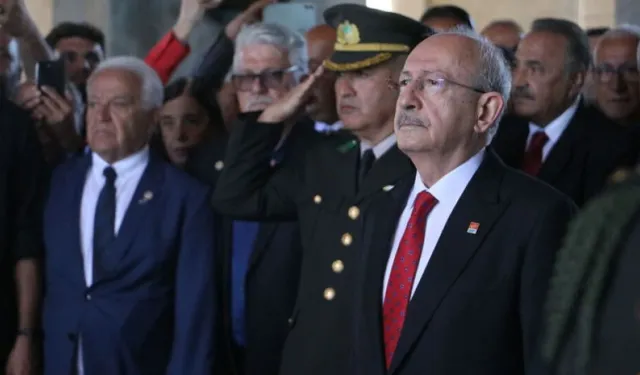 Kemal Kılıçdaroğlu, CHP'nin Kuruluş Yıl Dönümünde Anıtkabir'i Ziyaret Etti