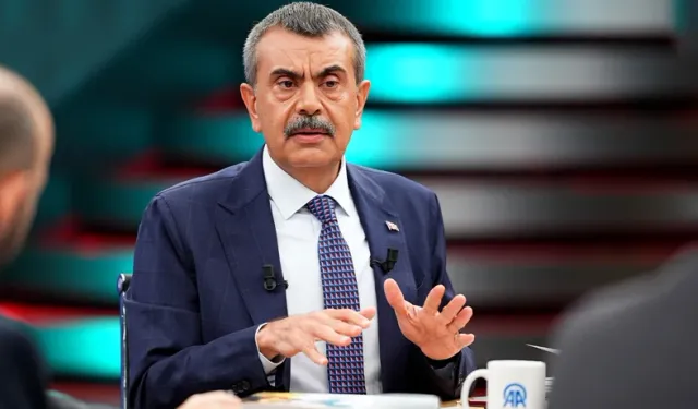'Fenomen Öğretmen' Devri Bitti: Bakan Tekin Okullardaki Cep Telefonu ve Beyaz Önlük Kuralını Açıkladı