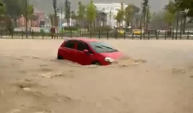 Sakarya’da Sağanak: Heyelan Dere Yatağını Kapattı, Sokaklar Göle Döndü