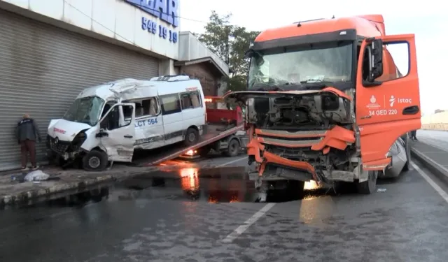 Servis Minibüsü İBB Kamyonu ile Çarpıştı