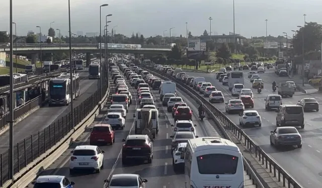Okullar Açıldı, Megakent Kilitlendi: İstanbul'da 'Uyum Haftası' Trafiği %75'e Ulaştı