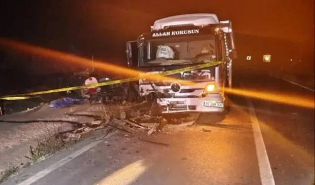 Konya'da Kamyon İle Otomobil Kafa Kafaya Çarpıştı: 1 Ölü 1 Yaralı
