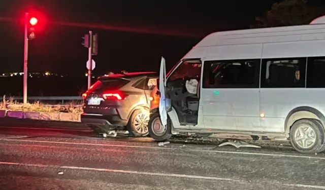 Adıyaman’da Tarım İşçilerini Taşıyan Minibüs İle Otomobil Çarpıştı: 15 Yaralı