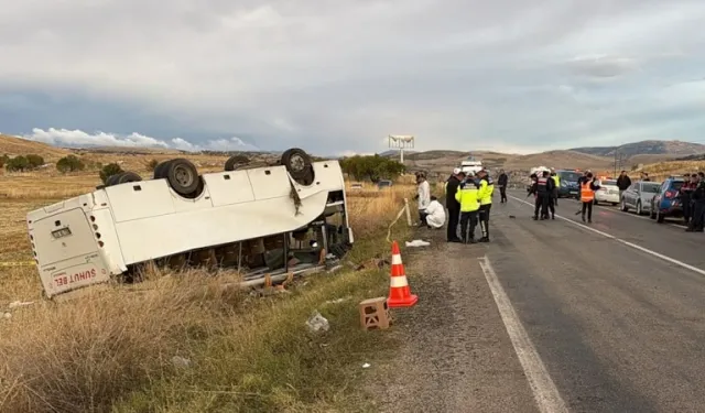 Afyonkarahisar’da İşçileri Taşıyan Midibüs Devrildi: 1 Ölü, 27 Yaralı