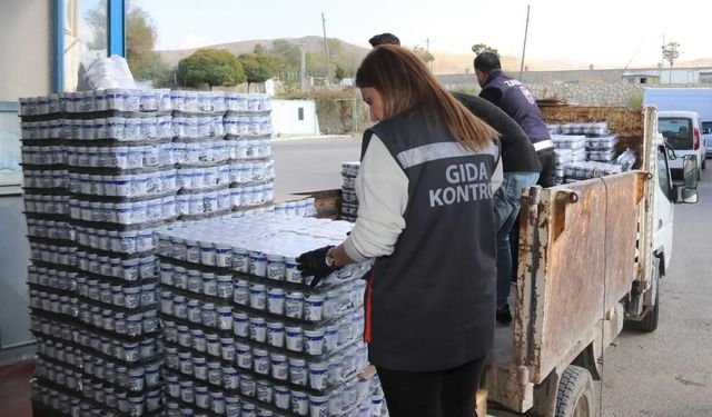 Van'da Halk Sağlığı Operasyonu: 860 Koli Tarihi Geçmiş Ayran İmha Edildi