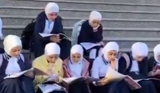 Azerbaycan’da Başörtülü Öğrenciler Bahçede Ders İşledi