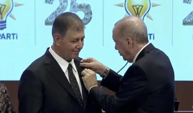Cumhurbaşkanı Erdoğan, Cemil Tugay'a Rozetini Taktı