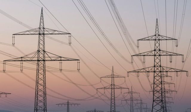 Elektrik Şebekelerine Dev Yatırım: 100 Milyar Dolarlık Plan Açıklandı