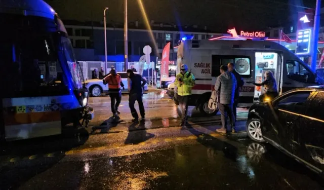 Eskişehir'de Tramvay İle Otomobil Çarpıştı: 2 Yaralı
