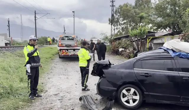 Hatay'da Trenin Otomobili Sürüklediği Anlar Kamerada: 1 Ölü, 1 Yaralı