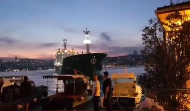 İstanbul Boğazı'nda Dev Tanker Kıyıya Sürüklendi
