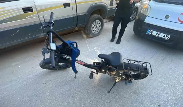 Karaman'da Elektrikli Bisiklet Hafif Ticari Araca Çarptı: On Altı Yaşındaki Sürücü Yaralandı