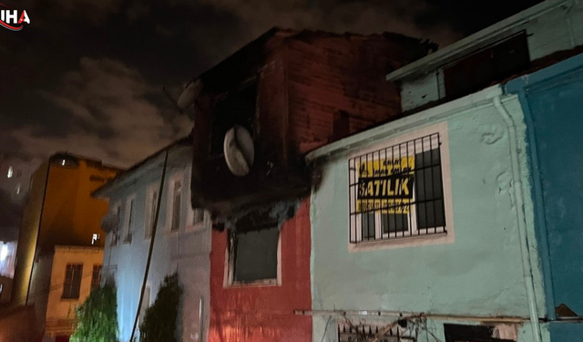 Fatih'te 2 Katlı Binada Korkutan Yangın