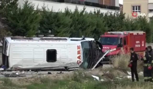 Konya'da Servis Minibüsü İle Otomobil Çarpıştı: 9 Yaralı