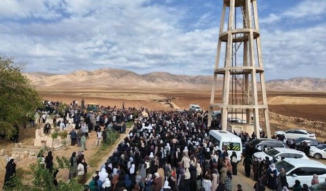 Mardin Nusaybin'deki Feci Kazada Yaşamını Yitiren Altı Kişi Yan Yana Toprağa Verildi