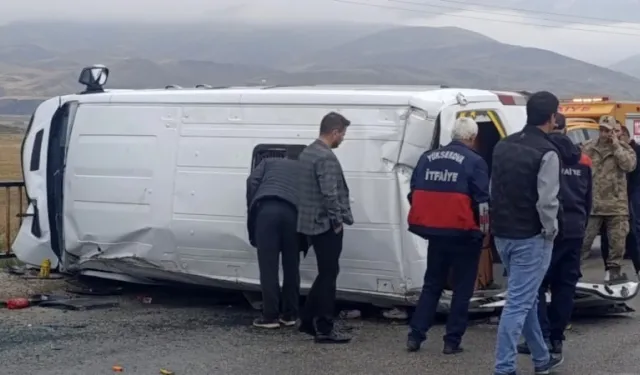 Hakkari'de Öğrenci Servisi Devrildi, Yaralılar Var