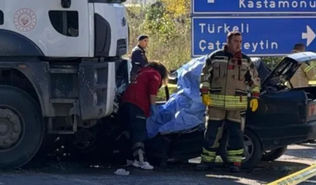 Sinop'ta Kamyonla Çarpışan Otomobilin Sürücüsü Hayatını Kaybetti
