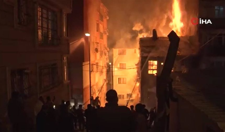 Beyoğlu'nda ahşap binada yangın