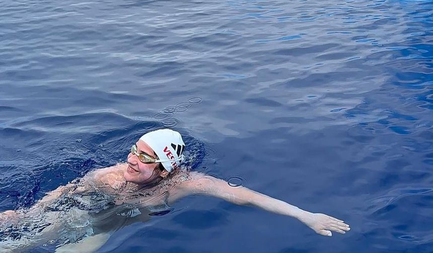 Açık Su Yüzücüsü Aysu Türkoğlu Ka'iwi Kanalı'nı Geçerek Tarih Yazdı