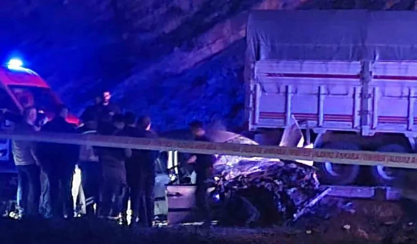 Ankara’da can pazarı! Otomobil ile kamyon kafa kafaya çarpıştı: Ölü ve yaralı var