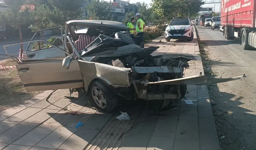 Otomobil ile 2 servis minibüsü çarpıştı: Çok sayıda yaralı var