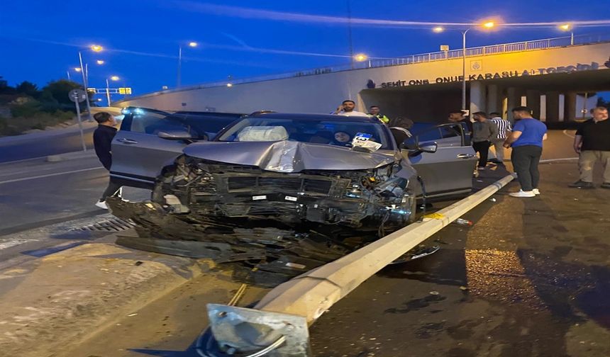 Arnavutköy’de otomobil elektrik direğine çarptı: 1’i çocuk 2 yaralı