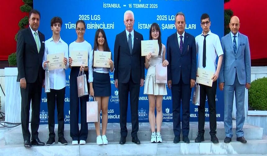 İstanbul- Vali Gül, LGS'den 500 tam puan alan 163 öğrenciyle buluştu