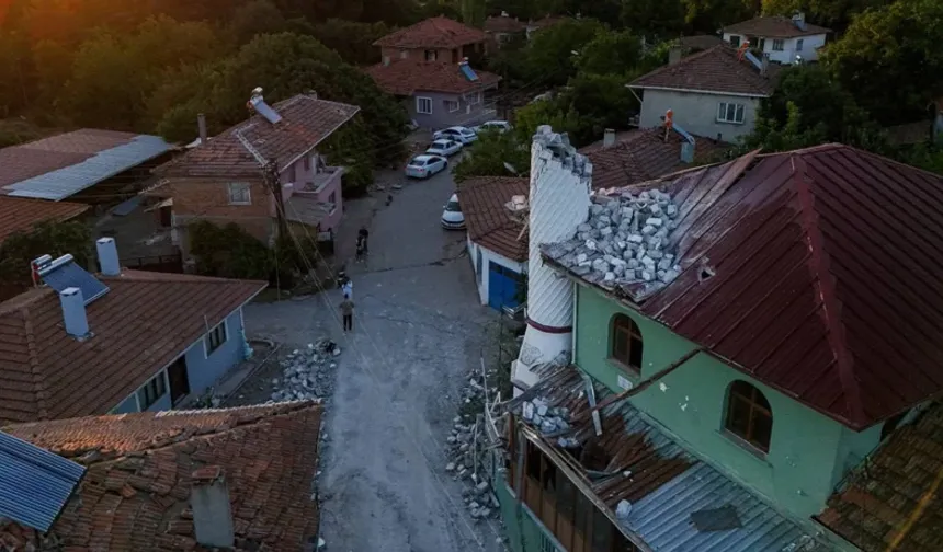 Depremin Vurduğu Sındırgı’da Yıkım ve Korku Sürüyor