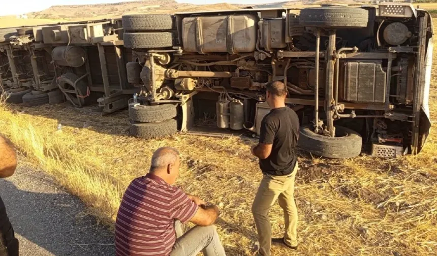 Batman’da Saman Yüklü Tır Devrildi: 1 Yaralı!