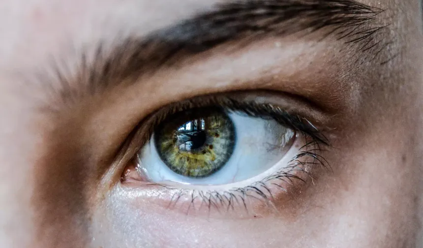 Göz kapağı seğirmesi neden olur ve nasıl geçer?