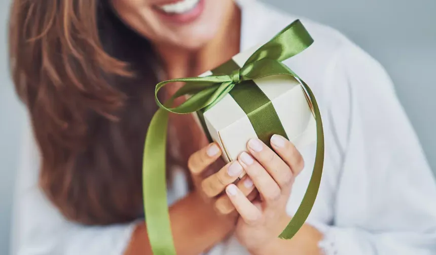 Burcuna Göre Hediye Seçimi: Kalbini 12'den Vuracak Taktikler