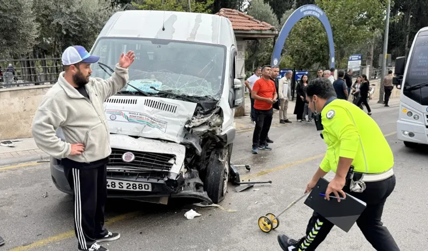 Freni Boşalan Kamyon Öğrenci Servisine Çarptı:21 Öğrenci Yaralandı