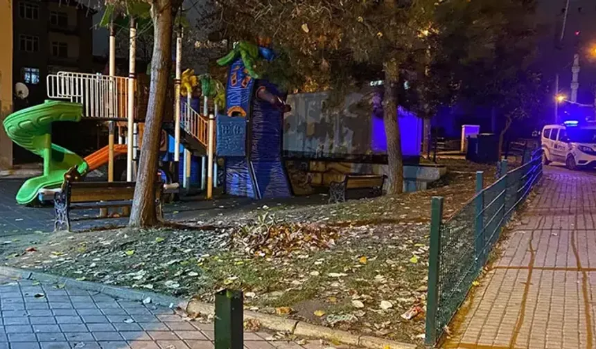 Lise Öğrencileri Parkta Bıçakla Kavga Etti: 1 Yaralı