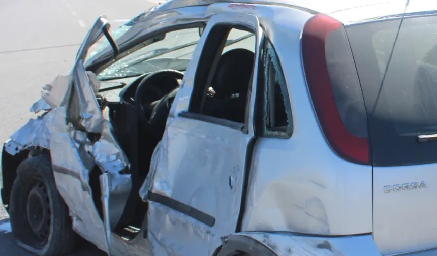 Ardahan'da Hafif Ticari Araç Bariyerlere Çarptı: 4 Yaralı