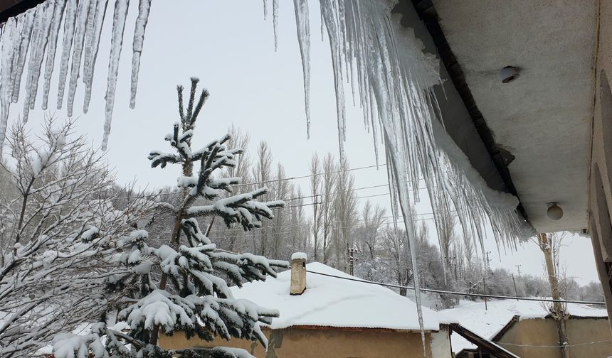 Van Başkale’de Soğuk Hava Etkili Buz Sarkıtları 2 Metreyi Buldu