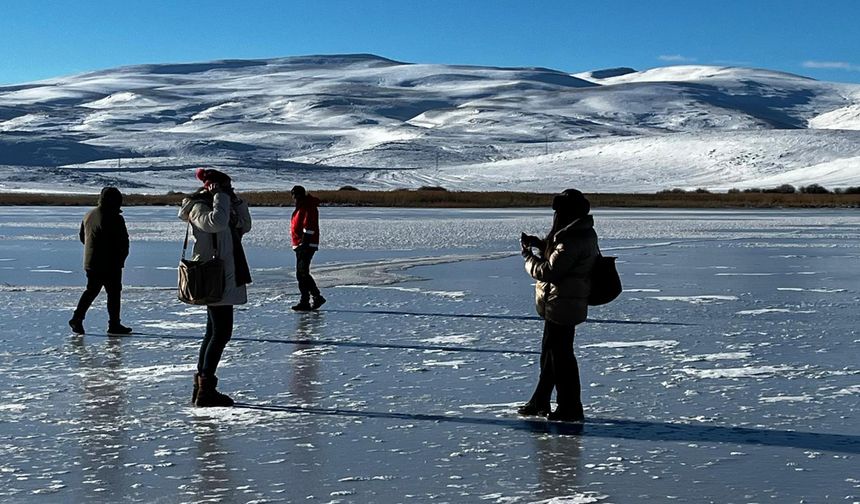 Çıldır Gölü’nün Yüzeyinde Buzlanma Başladı