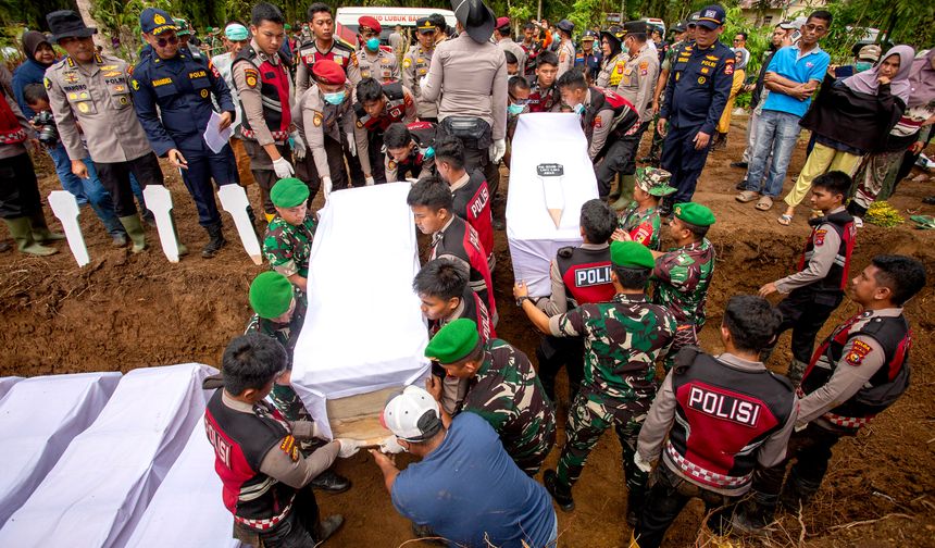 Şiddetli Yağışlar Endonezya’yı Vurdu : Hayatını Kaybedenlerin Sayısı 1000’i Geçti
