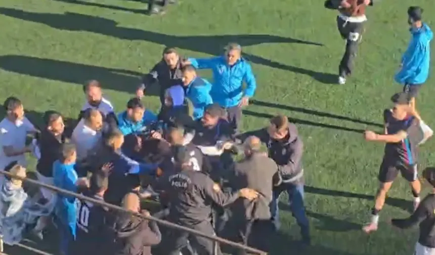 Elazığ'da amatör maçta saha karıştı: Emniyet güçleri zor ayırdı
