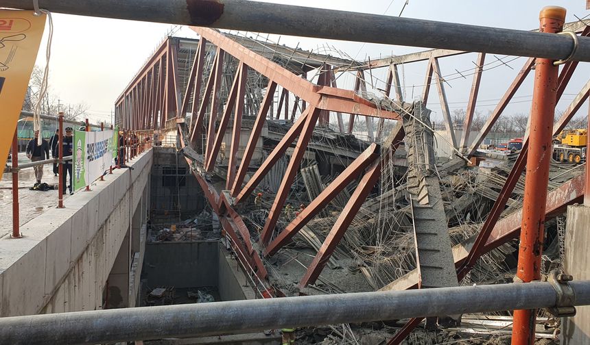 Kore’de İnşaat Çöktü; 1 Kişi Öldü, 3 İşçi Mahsur Kaldı