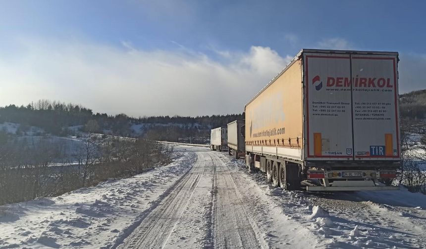Ardahan Ilgar Geçidi Kar Nedeniyle Kapandı Araçlar Yolda Kaldı