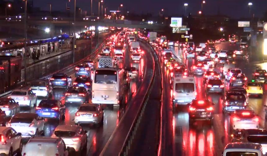 İstanbul'da Trafik Yoğunluğu Artıyor: Sürücüler Zorlanıyor