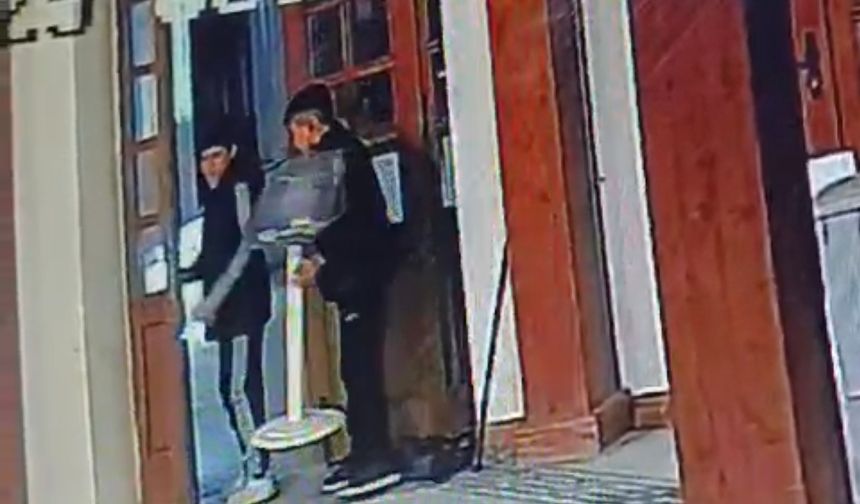 İstanbul Kadıköy’de Camide Yardım Kutusu Hırsızlığı Yaşandı