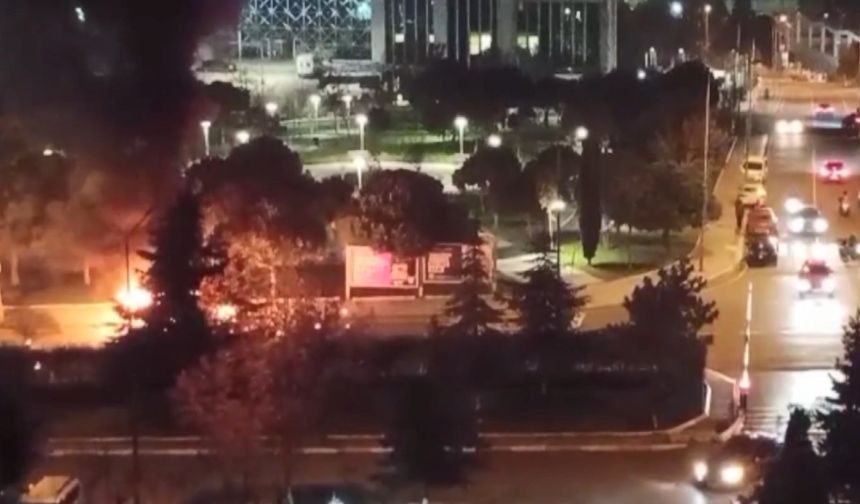 İstanbul Küçükçekmece’de Seyir Halindeki Otomobil Alev Alev Yandı