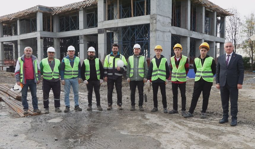 Meslek Lisesi Öğrencileri Yeni Okul Binasının Elektrik Tesisatını Yapıyor