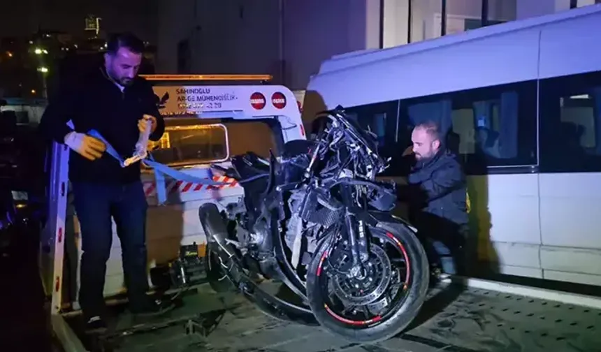 İstanbul - Ataşehir'de motosiklet ile yolcu servisi çarpıştı: 2'si ağır 3 yaralı
