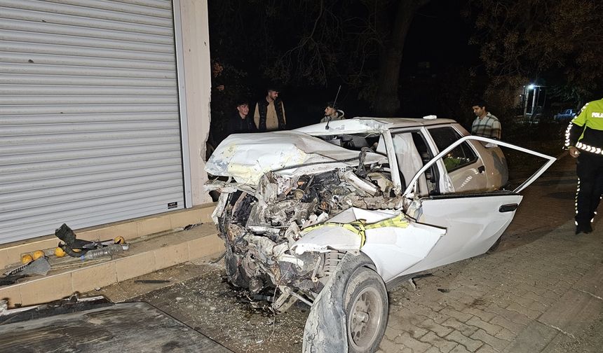 Çocuk sürücünün kullandığı otomobil, kamyonetle çarpıştıktan sonra evin duvarına vurdu: 1 ölü, 1 yaralı