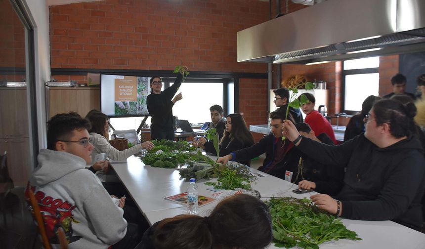 Liseliler Gıda Krizine Karşı Yenilebilir Otları Tanıyor