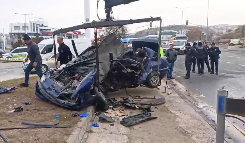 Minibüs Ve Otomobil Çarpıştı; Bir Ölü Ve Üç Yaralı Var