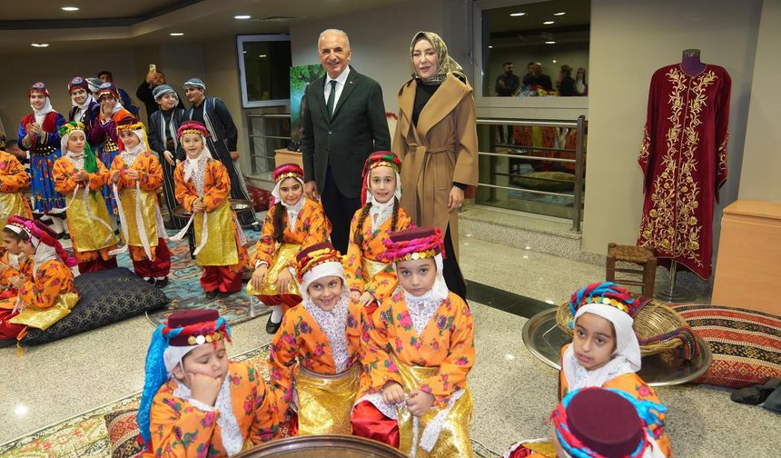 İstanbul Ümraniye’de Doğu Kültürü Halk Oyunlarıyla Yaşatıldı